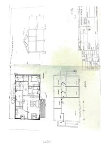 Bildet viser en tegning med etasjeplaner (romfordeling) for en bygning, samt en mindre fasade- eller snittskisse øverst.