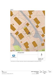 Situasjonsplan som viser bygningenes plassering i forhold til hverandre og omgivelsene, inkludert målestokk og nordpil.