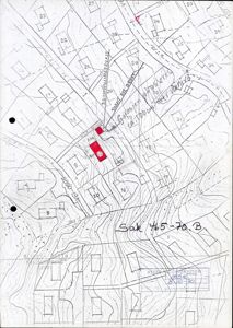 Situasjonsplan som viser tomtegrenser, naboeiendommer, veier og topografi med høydekurver.