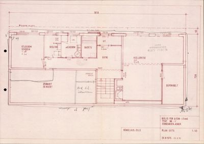 Etasjeplan som viser romfordeling, mål og funksjoner i et hus.