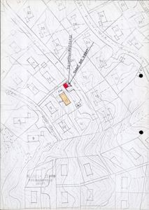 Situasjonsplan som viser tomtegrenser, naboeiendommer, veier og topografi med konturlinjer. En spesifikk eiendom er markert med farger.