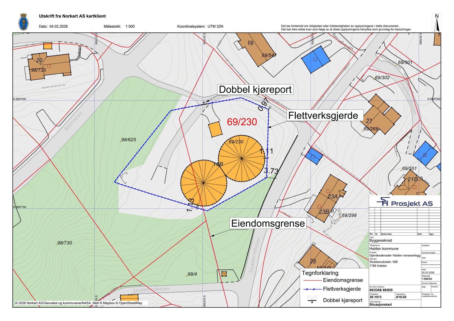 Situasjonsplan med eiendomsgrenser, nabobebyggelse og planlagte tiltak (kjøreport, flettverksgjerde) markert.