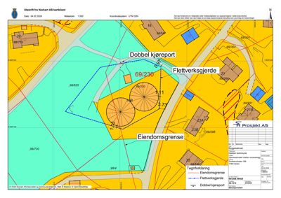 Situasjonsplan som viser eiendomsgranser, flettverksgjerde og dobbel kjøreport for en tomt med bygninger.