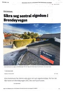 Fotografi av en bygning med 'TIL SALGS'-skilt, tatt av Egil Aardal for Kystmuseet.