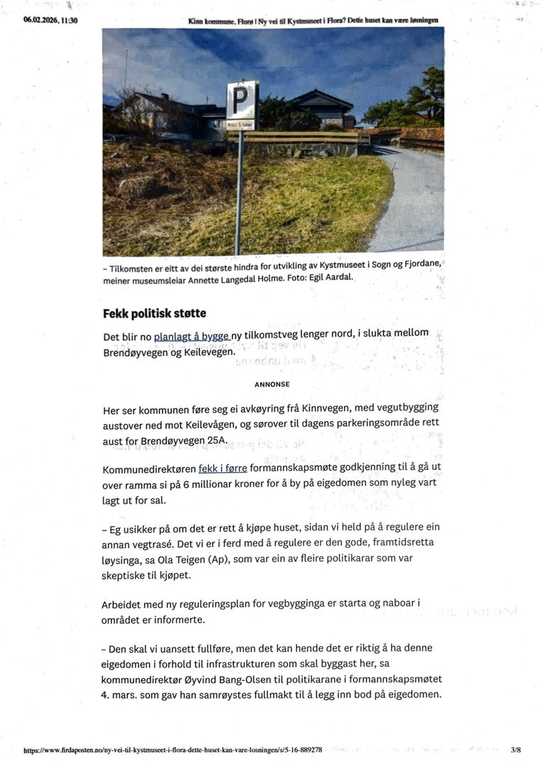 Fotografi av en vei med et parkeringsmerke (P) og en bro i bakgrunnen, med en overskrift om Kystmuseet i Florø.