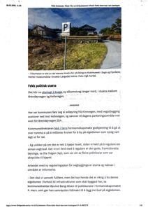 Fotografi av en vei med et parkeringsmerke (P) og en bro i bakgrunnen, med en overskrift om Kystmuseet i Florø.