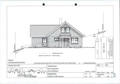 Fasadetegning av en villa sett fra øst, med angivelse av eksisterende og planert terreng.