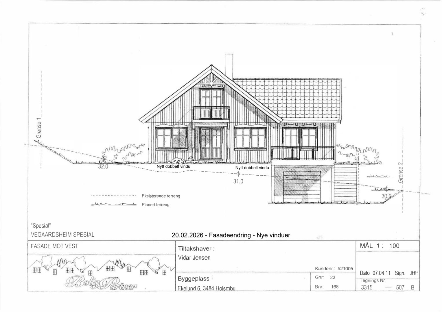 Fasadetegning av en bolig sett fra vest, som viser vinduer, balkonger, tak og terrengforhold.