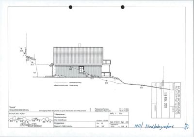 Fasadetegning av en bygning sett fra nord, med oppgitt mål og terrengforhold.
