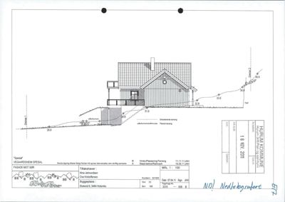 Fasadetegning (opprikk) av en bolig sett fra sør, med angitte høyder, terrengforhold og eksisterende/planert terreng.