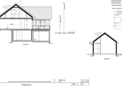 Tegning som viser tverrsnitt gjennom en bolig (Snitt A-A og Snitt B-B) med mål på høyder, takhøyder og grunnkonstruksjon.