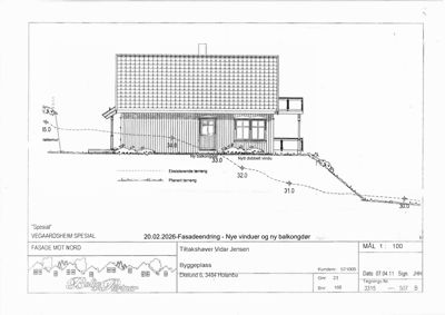 Fasadetegning som viser oppriss av bygningens nordside med detaljer om vinduer, balkongdør, terrassering og høydemål.