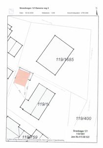 Situasjonsplan som viser tomtens grenser, naboeiendommer og bygningers plassering på tomten.