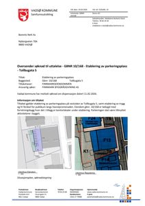 Situasjonsplan som viser tomtens beliggenhet i forhold til nabolag, inkludert parkeringsplass og bensinstasjon.