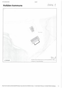 Situasjonsplan som viser to bygninger på en tomt med terrenglinjer og en skala.