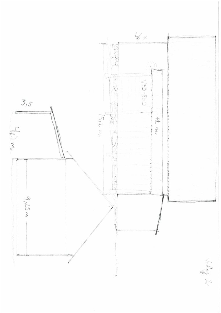 Håndtegnet fasadetekning av en bygning med mål og notasjoner.