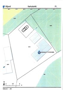 Kartutsnitt som viser tomtens grenser, nabotomter, bygningsplasseringer og adresse.