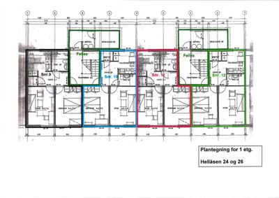 Plantegning for 1. etasje av Hellåsen 24 og 26, som viser romfordeling, fellesarealer (trapperom, garderobe) og leilighetsnummer.
