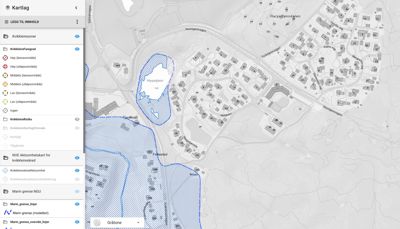 Et digitalt kart (GIS) som viser et område med bygninger, veier og vannmasser, samt overlagte data om kvikkleiresoner.