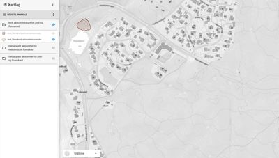 Et digitalt kart (GIS) som viser et område med eksisterende bebyggelse, vegnett og topografi. En markert flate er vist i en oransje farge.