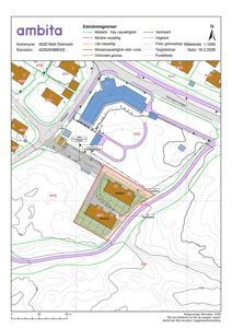 Situasjonsplan som viser eiendomsgrenser, naboeiendommer, vegkant og topografi for et område i Midt-Telemark.