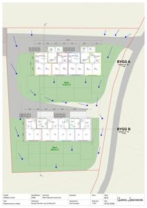 Situasjonsplan som viser to bygninger (BYGG A og BYGG B) plassert på en tomt, med angitte arealer (MUA), retninger (blå pil), og detaljer om romfordeling og fasader.