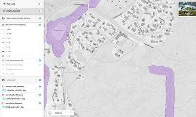Et digitalt kart som viser et område med overlagte data om flom og stormflo, inkludert vegnavn og bygninger.