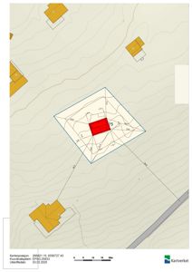 Situasjonsplan som viser bygningens plassering (rødt) i forhold til nabolag, terrengform (konturlinjer) og eiendomsgrenser.