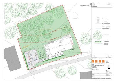Situasjonsplan som viser tomtens grenser, beplantning, terrengforhold og plassering av bygninger.