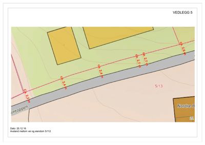 Situasjonsplan som viser avstandsmålinger mellom eiendom og vei, med topografi og naboeiendommer.