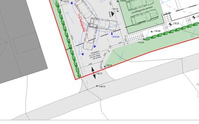Situasjonsplan som viser parkeringsplass, kjørefelt, terrengformetning og nabobygning.