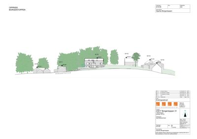 Oppriss (fasetegning) av en bygning sett fra siden, med terreng og trær illustrert.