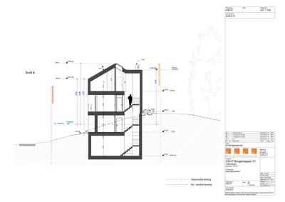 Snittegning (Snitt A-A) som viser bygningens tverrsnitt, høyder og innvendig oppbygning.