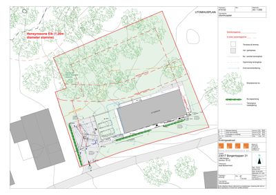Situasjonsplan som viser tomtens grenser, eksisterende beplantning, ny beplantning, terrasser og bygningens plassering i forhold til nabolaget.