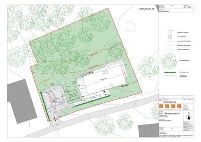 Situasjonsplan som viser bygningens plassering på tomten, omgivende beplantning, terrasser og andre utvendige areal.