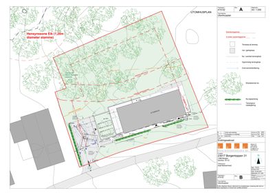 Situasjonsplan (Utomhusplan) som viser bygningens plassering i forhold til omgivelsene, trær og terreng.