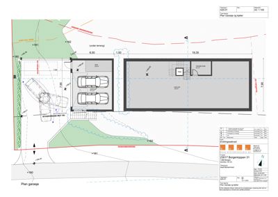 Etasjeplan for en garasje og uthus med angitte mål og romfordeling.