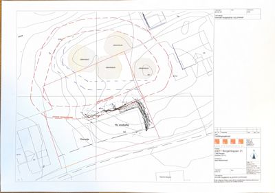 Situasjonsplan som viser tomtens grenser, bebyggelse (garasje, ny enebolig) og topografi.
