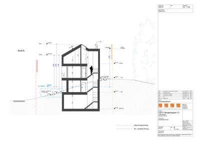 Snittegning (Snitt A-A) som viser bygningens tverrsnitt, høyder og innvendig oppbygging.