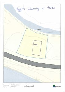 Situasjonsplan som viser byggets plassering på tomten (3/516) i forhold til naboarealer, veier og vann. Inneholder også koordinatdata og utskriftsdato.