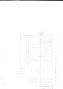 En håndtegnet fasadetegning som viser bygningens utseende fra siden, med angitte mål og detaljer om takform og vinduer.
