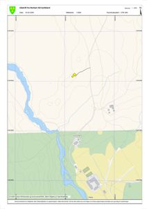 Situasjonsplan (kart) som viser tomtens beliggenhet i forhold til omgivelsene, inkludert topografi, vann og nabolag.