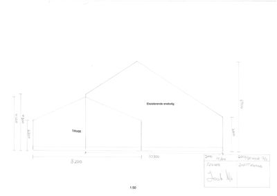 Snittegning som viser tverrsnittet av en eksisterende enebolig og et tilbygg, med angitte mål og høyder.
