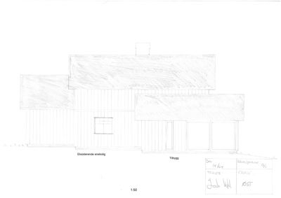 En håndtegnet fasadetegning som viser en eksisterende enebolig og et tilbygg. Tegningen inkluderer skravering for å vise takform og vindusåpninger.
