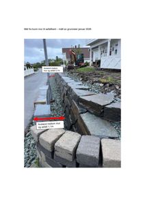 Fotografi av en steinmur langs en vei med en gruvegraver i bakgrunnen. Bildet inneholder målepunkter (avstander) og en tekstlinje som angir at målingene er gjort av grunneier i januar 2026.