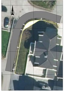 Situasjonsplan som viser en tomt med overlagte målinger (gule linjer og tall) og en nordpil.