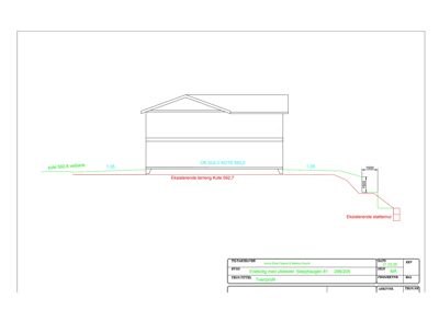 Tverrsnitttegning (snitt) som viser bygningens høyde, takhøyde, gulvkonstruksjon og forhold til terreng og støttemur.