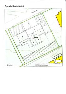 Situasjonsplan som viser tomtens grenser, bygningens plassering, veier og nabolag.