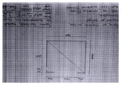 En håndtegnet detaljtegning som viser en betongplate med dimensjoner (9000x7600 mm) og en diagonal stålkonstruksjon (Leca-støtte). Tegningen inneholder også spesifikasjoner for materialer og dimensjoner.