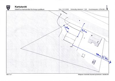 Kartutsnitt (situasjonsplan) som viser tomt, nabobebyggelse og håndskrevne mål.
